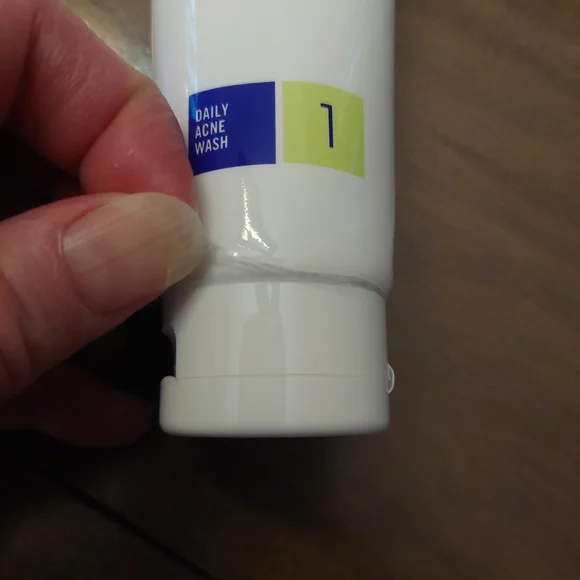 Rodan + Fields Spotless Daily Acne Wash - Picture 2 of 3